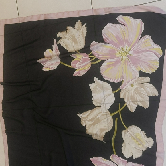 Gregory Ladner tulip scarf - Picture 3 of 5